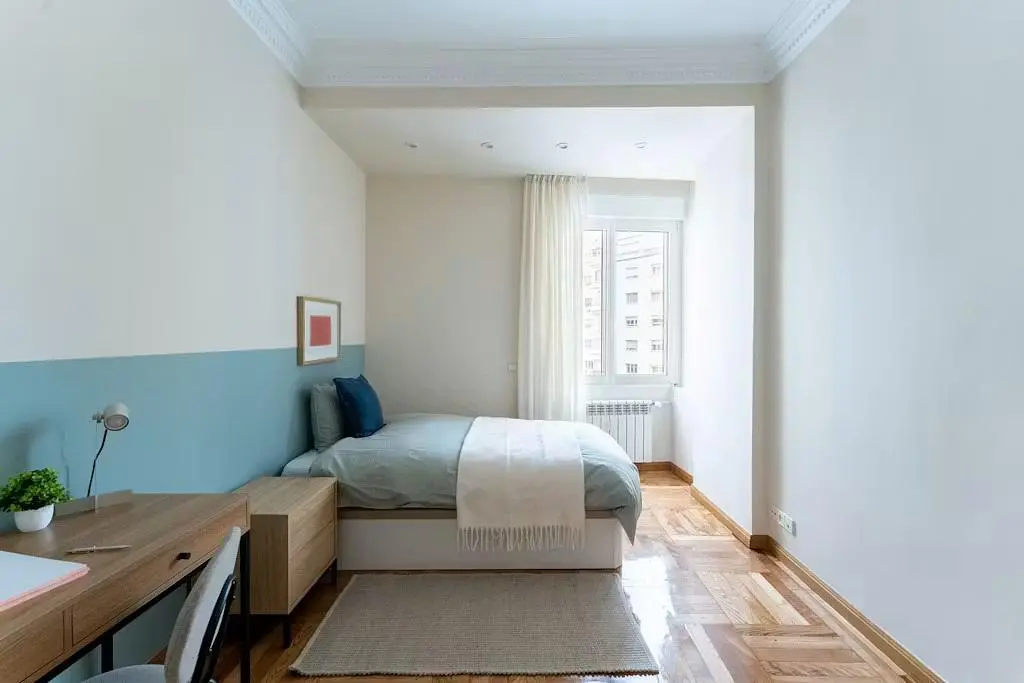 Camera da letto; luce naturale, pavimento in legno