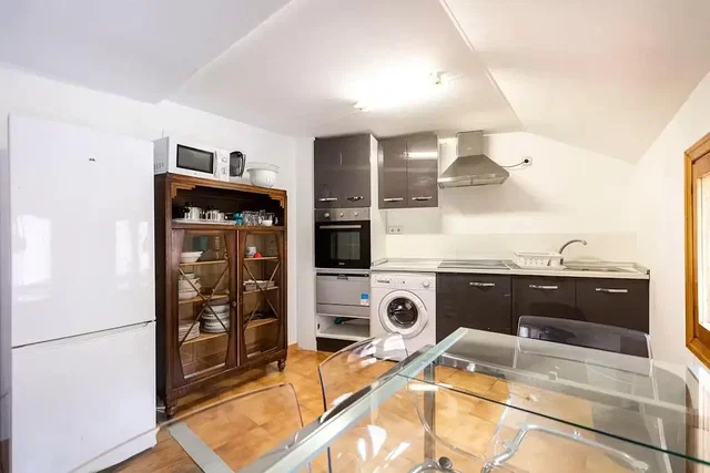 Cocina; electrodomésticos, suelo de baldosas, luz natural