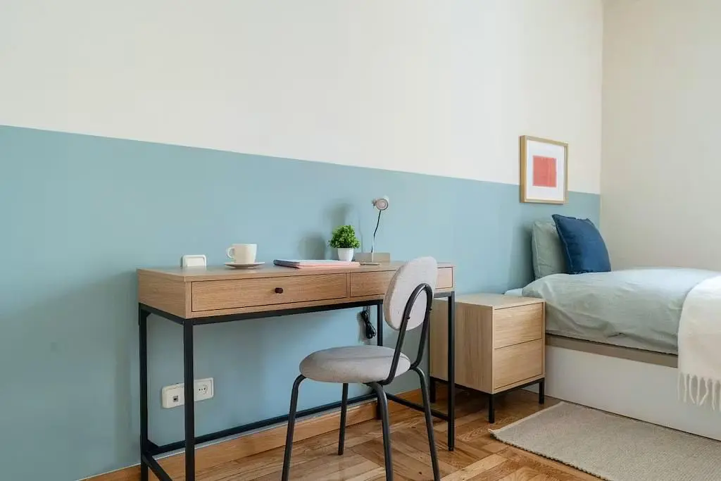 Camera da letto; pavimento in legno, luce naturale, stile moderno