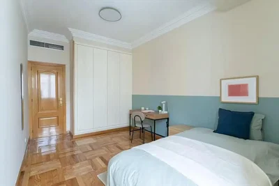 Camera da letto; pavimento in legno, luce naturale, stile moderno
