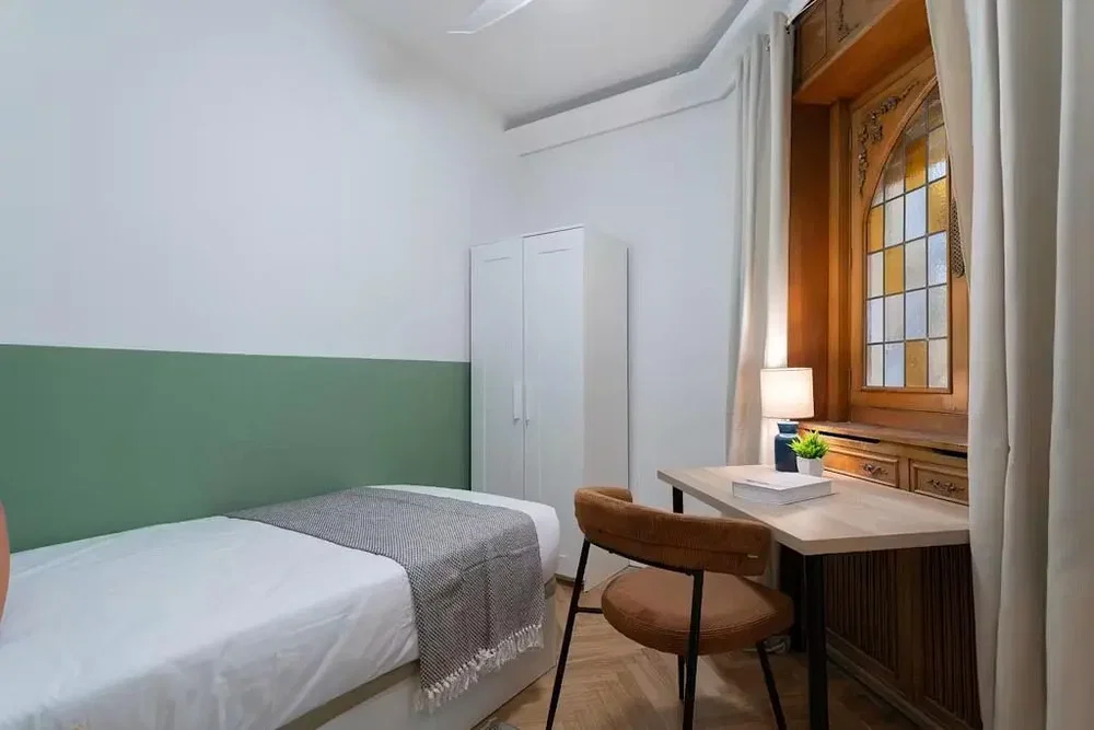 Camera da letto; pavimento in legno, luce naturale