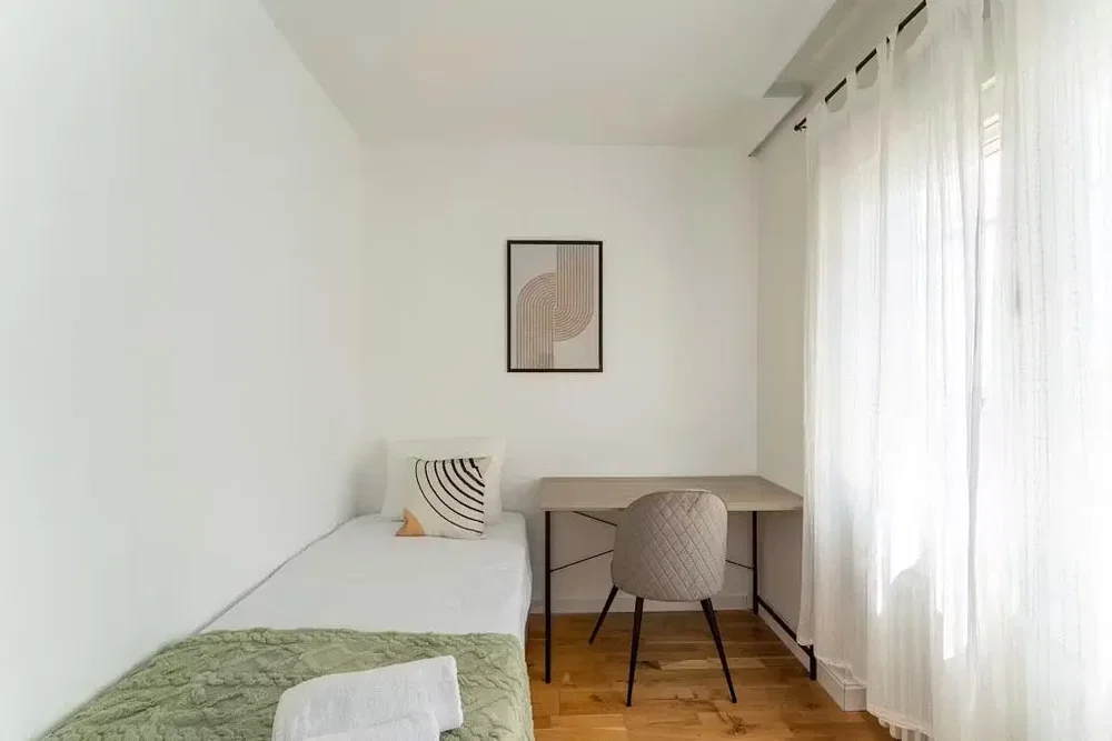 Camera da letto; pavimento in legno, luce naturale