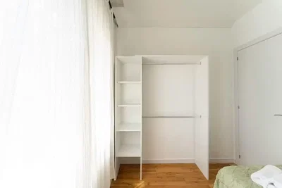 Camera da letto; pavimento in legno, luce naturale