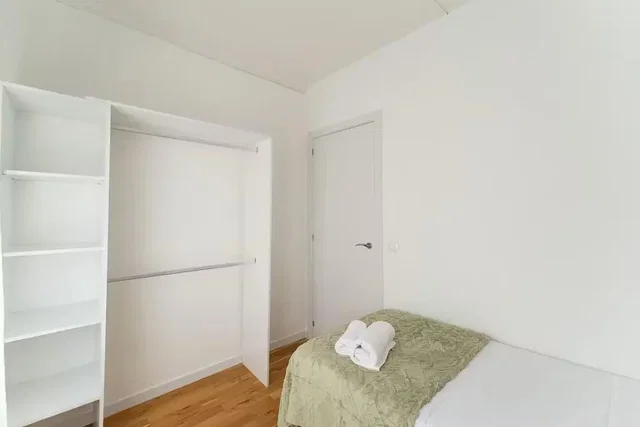 Dormitorio; suelo de madera, luz natural