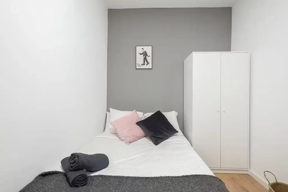 Camera da letto; pavimento in legno, luce naturale