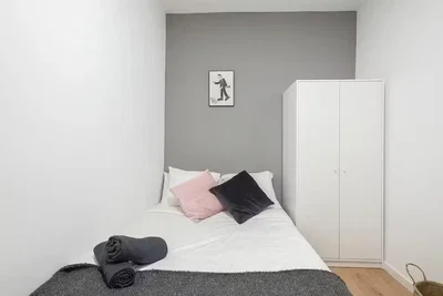Camera da letto; pavimento in legno, luce naturale