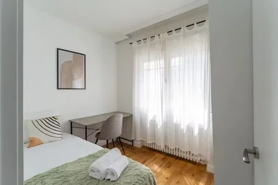 Camera da letto; pavimento in legno, luce naturale