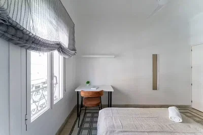 Quarto; luz natural, chão de madeira