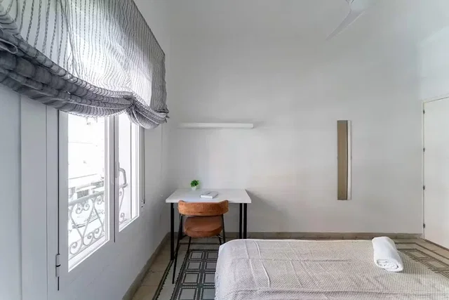 Dormitorio; luz natural, suelo de madera