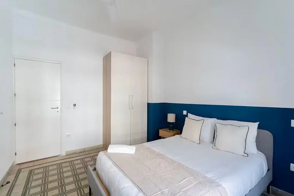 Quarto; luz natural, chão de azulejo