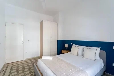 Quarto; luz natural, chão de azulejo