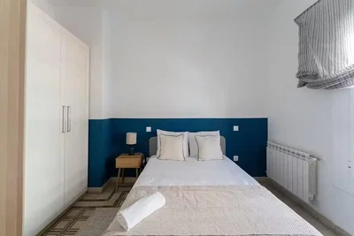 Quarto; luz natural, chão de madeira