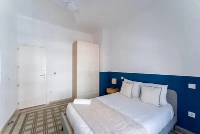 Quarto; luz natural, chão de madeira