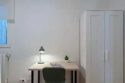 Camera da letto; luce naturale, pavimento in legno