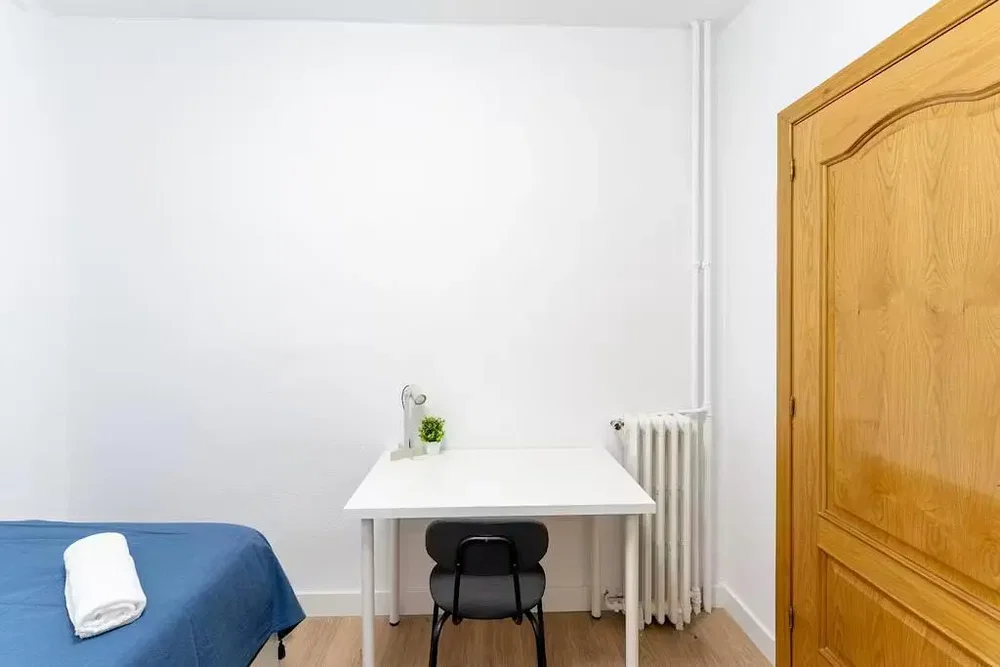 Camera da letto; pavimento in legno, luce naturale