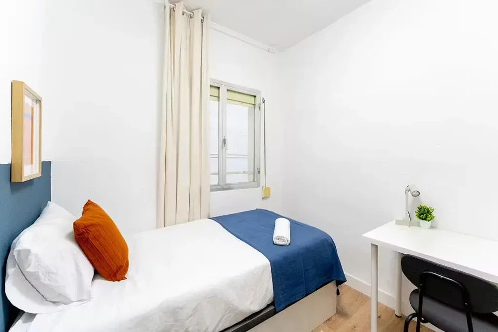 Camera da letto; luce naturale, pavimento in legno