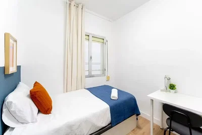 Camera da letto; luce naturale, pavimento in legno