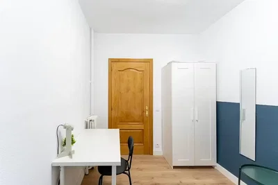 Camera da letto; pavimento in legno, luce naturale