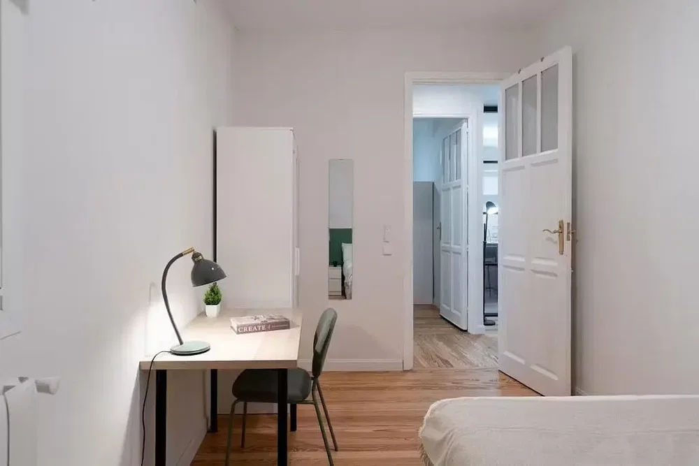 Camera da letto; pavimento in legno, luce naturale