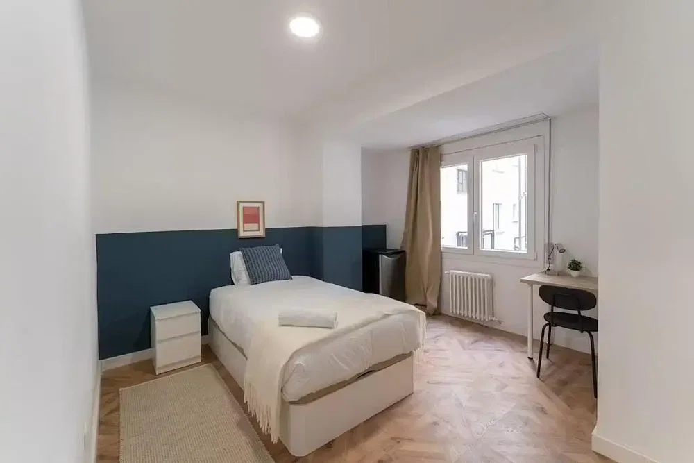Camera da letto; luce naturale, pavimento in legno
