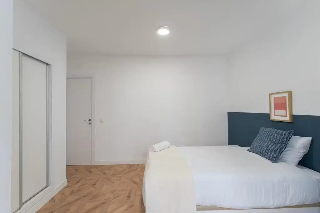 Camera da letto; pavimento in legno, luce naturale