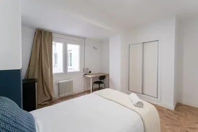 Camera da letto; luce naturale, pavimento in legno
