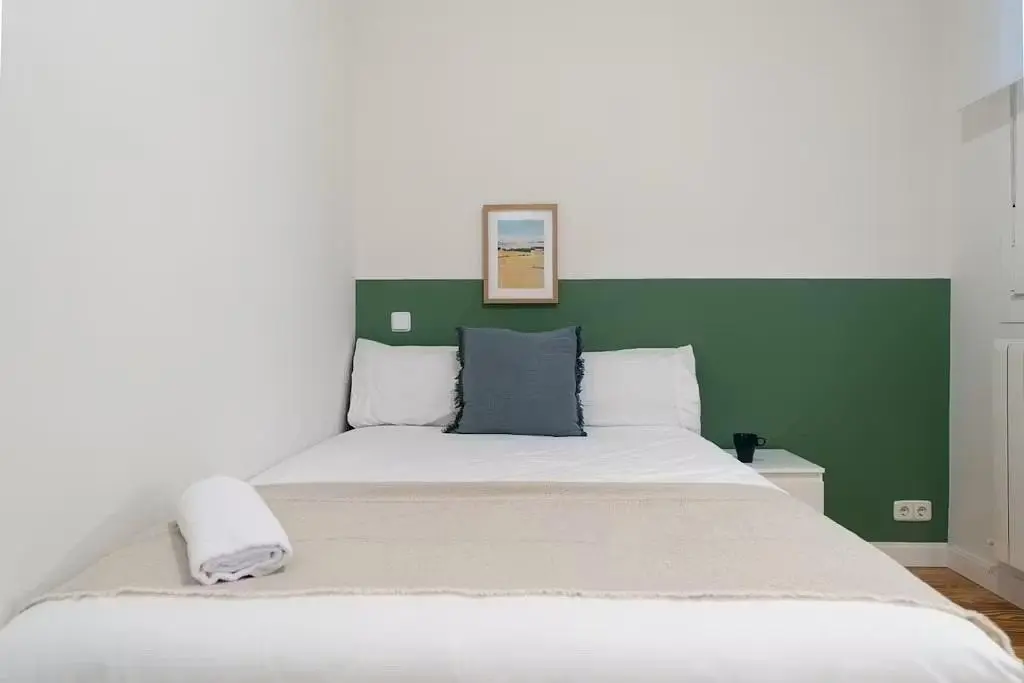Camera da letto; luce naturale, pavimento in legno