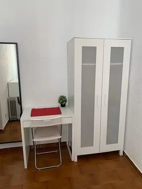 Spavaća soba; drveni pod, prirodno svjetlo
