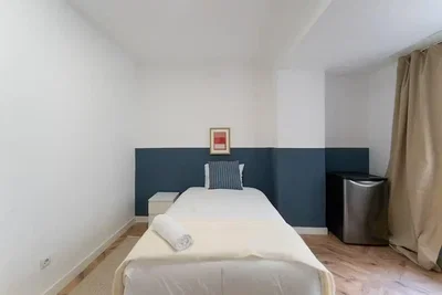 Camera da letto; pavimento in legno, luce naturale