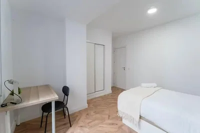 Camera da letto; pavimento in legno, luce naturale