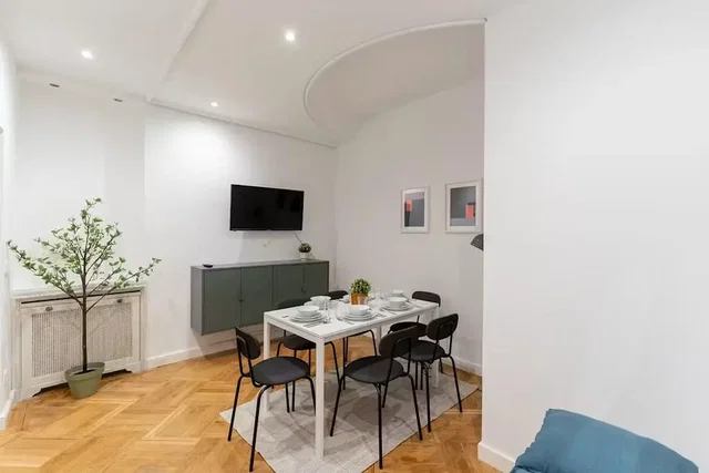 Salón; suelo de madera, luz natural