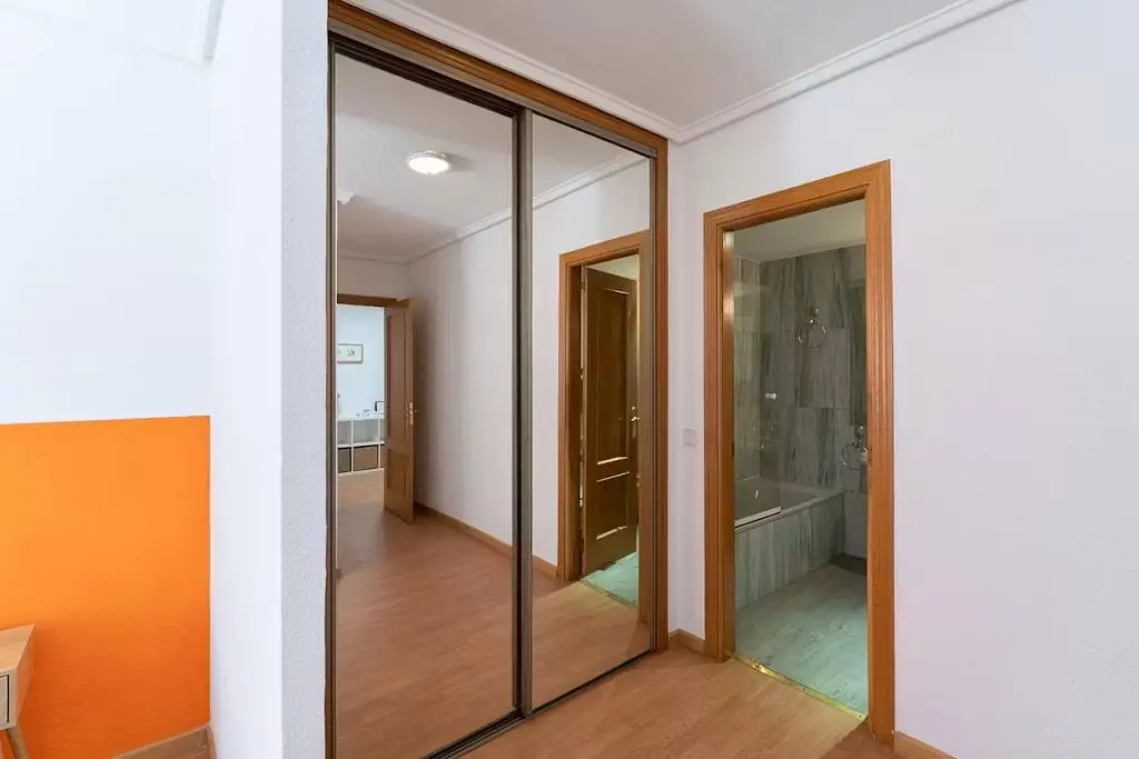 Camera da letto; pavimento in legno, pavimento in piastrelle, luce naturale