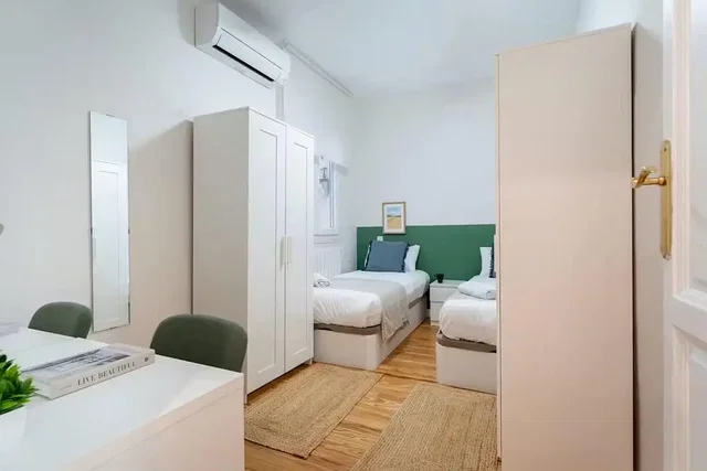Dormitorio; suelo de madera, luz natural