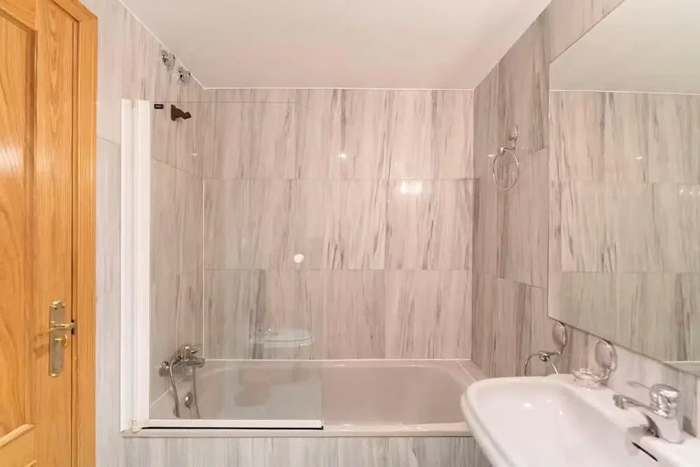 Bagno; pavimento in piastrelle, ristrutturato, luce naturale
