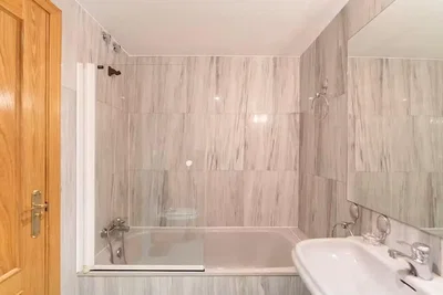 Bagno; pavimento in piastrelle, ristrutturato, luce naturale