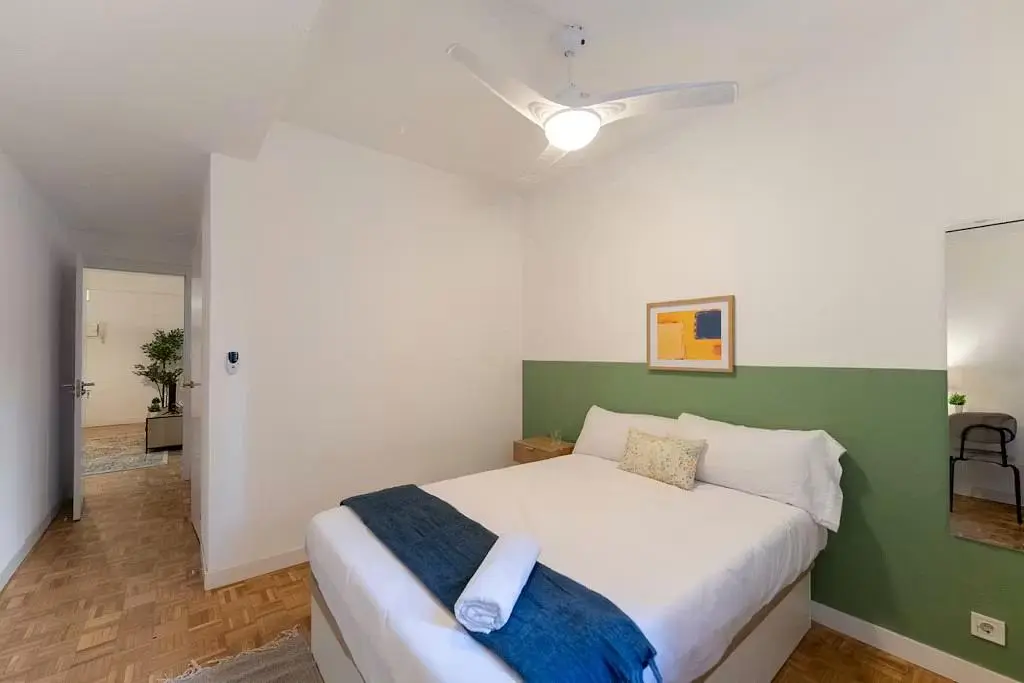 Camera da letto; pavimento in legno, luce naturale