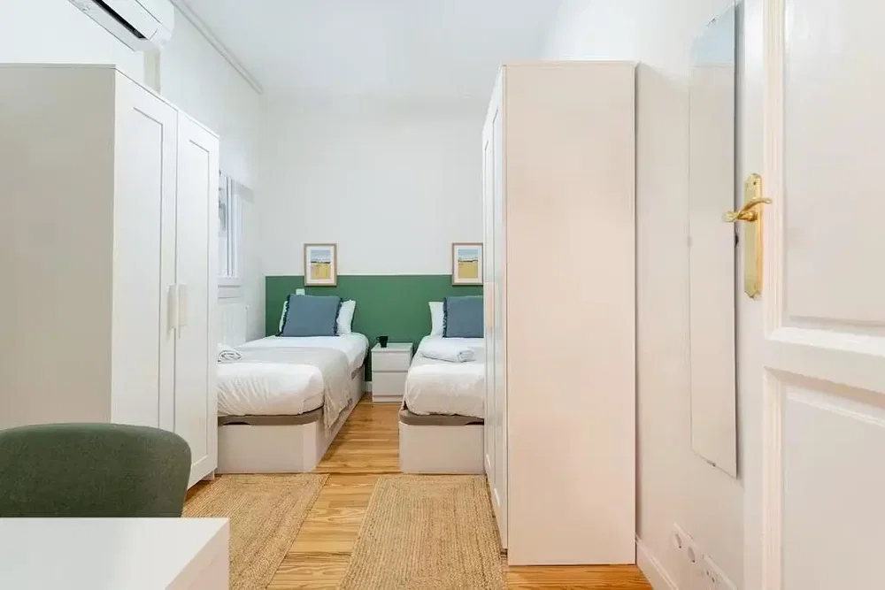 Camera da letto; pavimento in legno, luce naturale