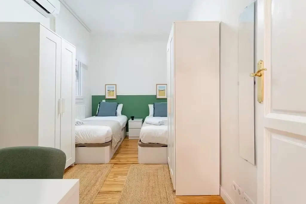 Camera da letto; pavimento in legno, luce naturale
