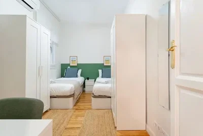 Camera da letto; pavimento in legno, luce naturale