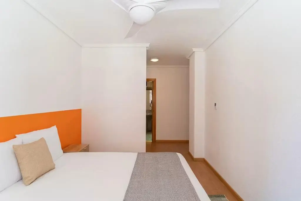 Camera da letto; luce naturale, pavimento in legno