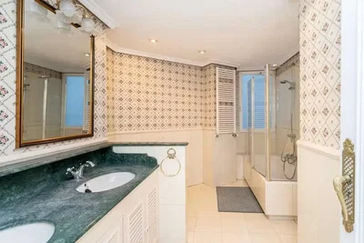 Bagno; pavimento in piastrelle, luce naturale