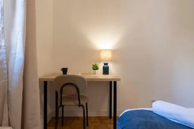 Camera da letto; luce naturale, pavimento in legno
