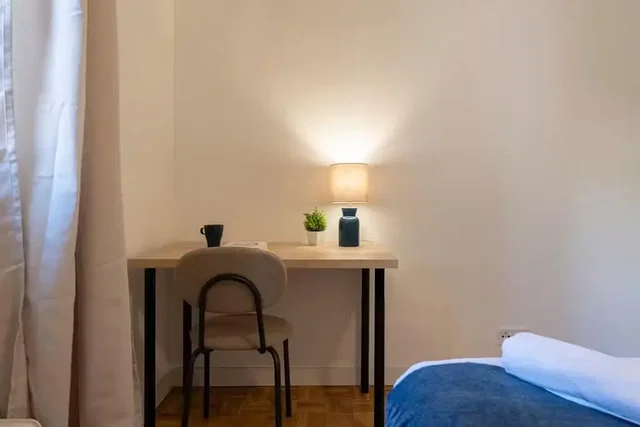 Dormitorio; luz natural, suelo de madera