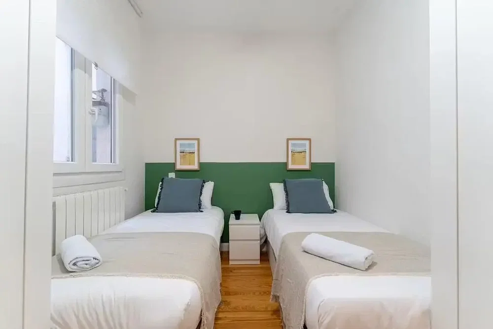 Camera da letto; pavimento in legno, luce naturale