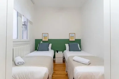 Camera da letto; pavimento in legno, luce naturale