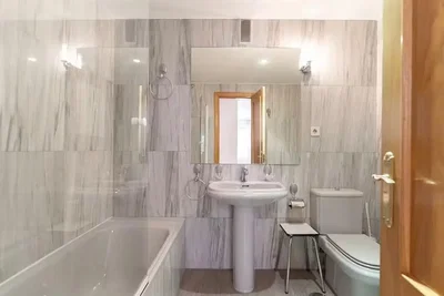 Bagno; pavimento in piastrelle, ristrutturato, luce naturale