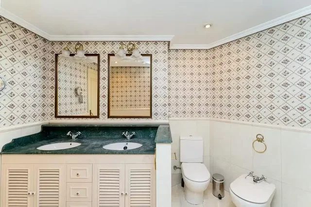 Baño; suelo de baldosas, necesita renovación