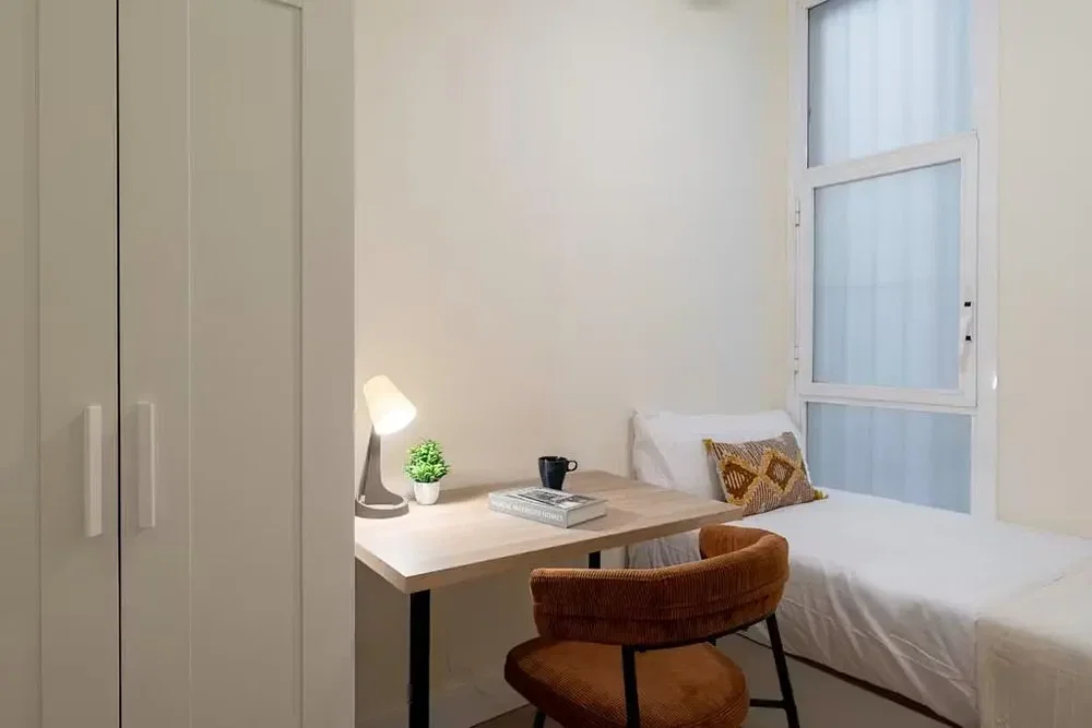 Dormitorio; luz natural, suelo de madera