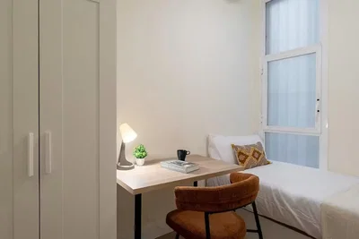 Dormitorio; luz natural, suelo de madera