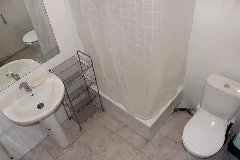 Toilette; pavimento in piastrelle